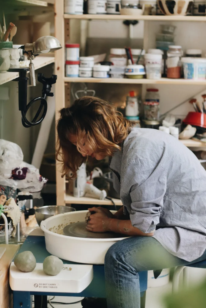 Clémence aka.marylou travaille la matière dans son atelier de céramiste