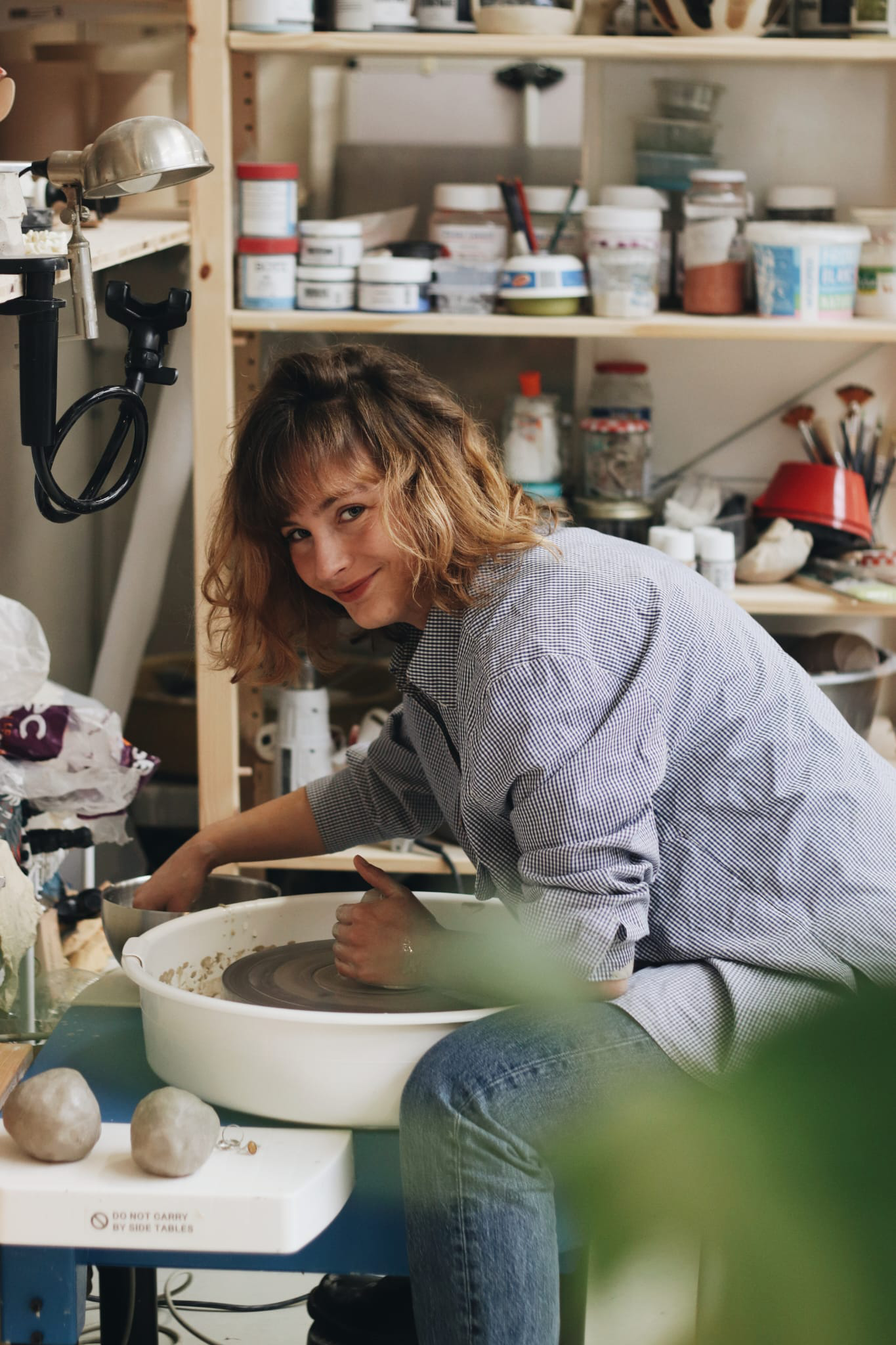 portrait clémence aka.marylou dans son atelier céramique