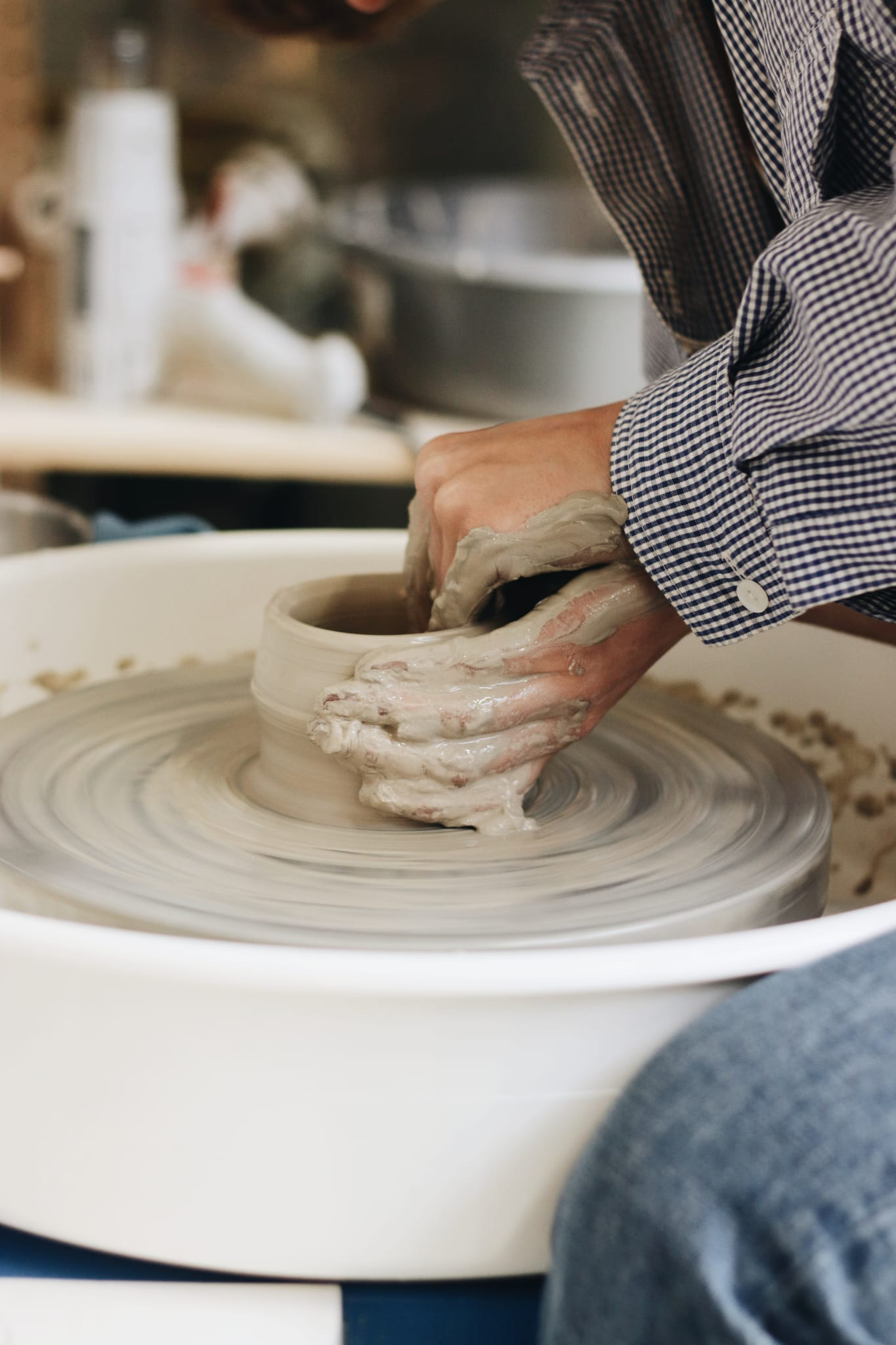 Mains dans l'argile avec le tour